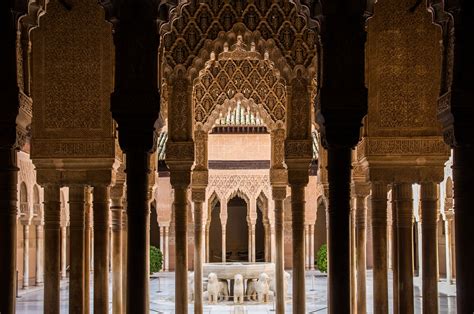  Der Koran-Stand mit Zweifach-Minaretten - Ein Meisterwerk der islamischen Architektur des 12. Jahrhunderts!