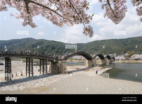  “Die Brücke über den Nishiki-Fluss” – Eine Studie in monochromer Stille und präziser Perspektive!