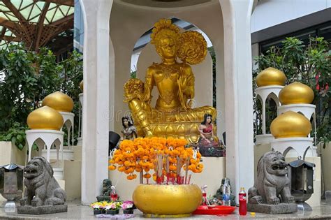 Der Lotuspond-Schrein: Eine Verkörperung von spiritueller Ruhe und mystischer Schönheit!