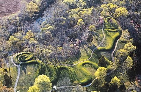  The Serpent Mound - Eine rätselhafte Schöpfung aus Erde und Symbolismus!